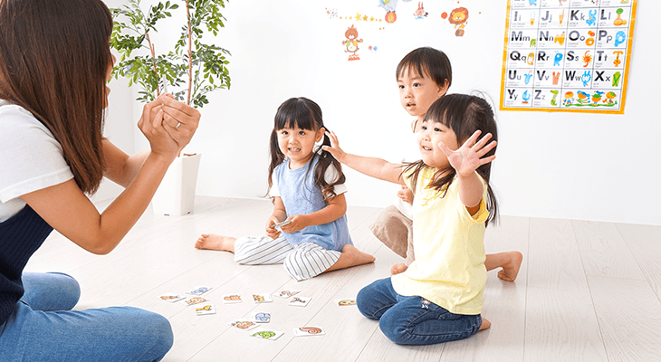 woman teaching English in Japan to young learners